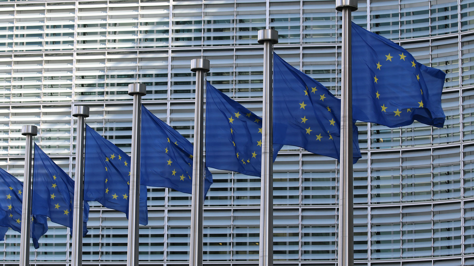 Drapeaux de l'Europe devant le siège de la Commission européeene à Bruxelles