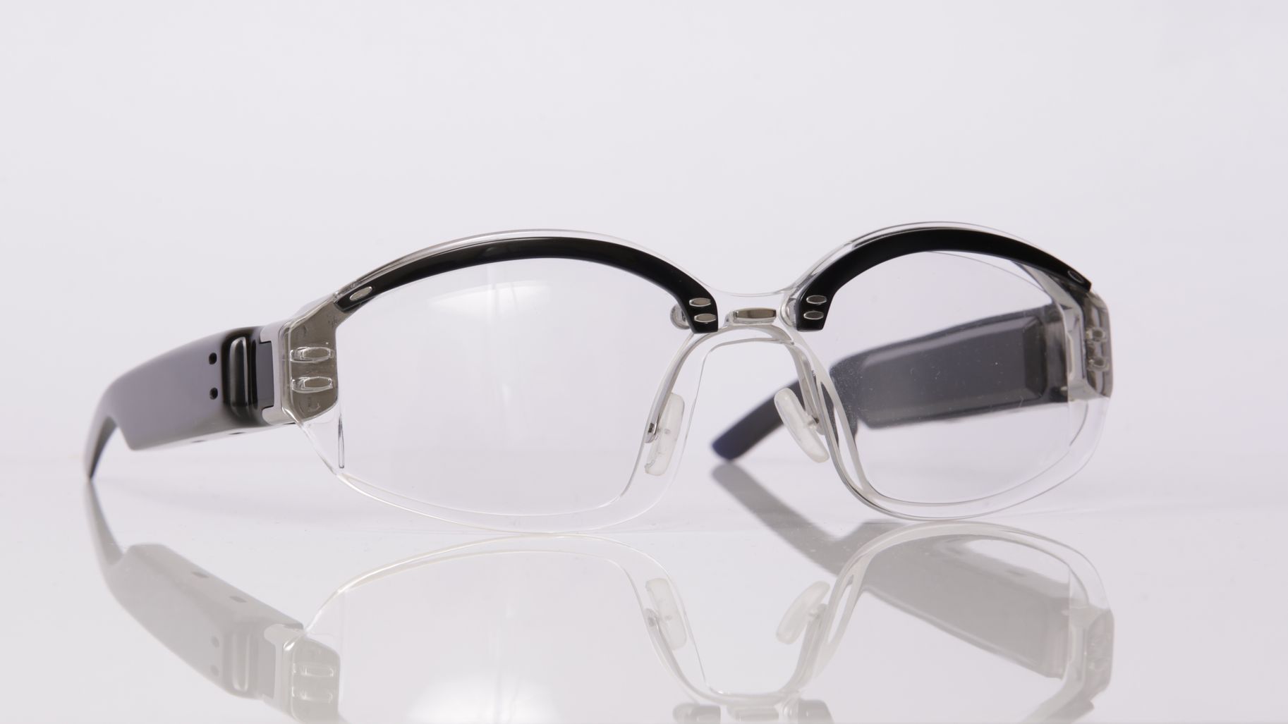 Première paire de lunettes présentée par la société 5th Dimension