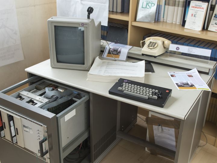 Exposition de vieux matériel de bureau pour montrer l'évolution de l'informatique au travail au cours des 50 dernières années. © Inria / Photo G. Scagnelli 