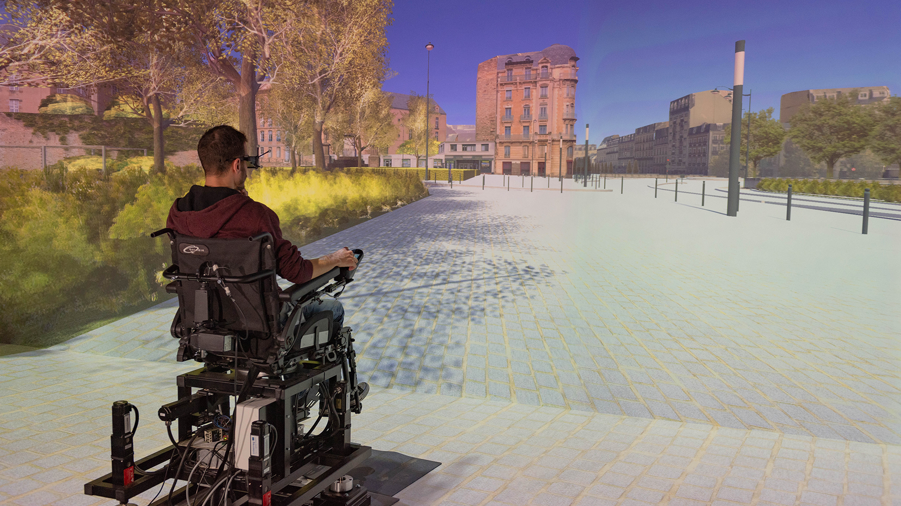 homme en fauteuil roulant qui se déplace dans une ville en réalité virtuelle