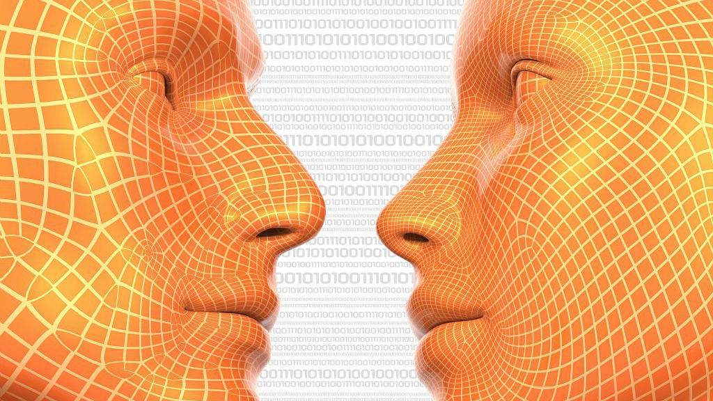 Illustration : rendu 3D de visages avec maillage orange et jaune, sur fond de code binaire ; cyber, cyborg, avatar, profil, tête, regard, face à face, connexion