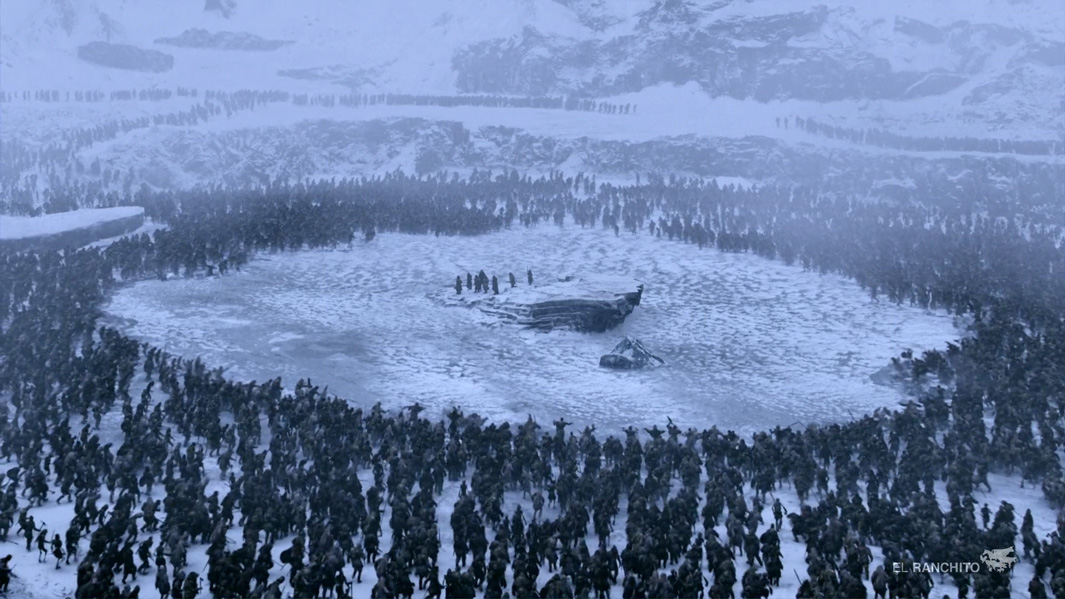 Scène d'un épisode de Game of Thrones, des personnages encerclent un rocher sur la glace