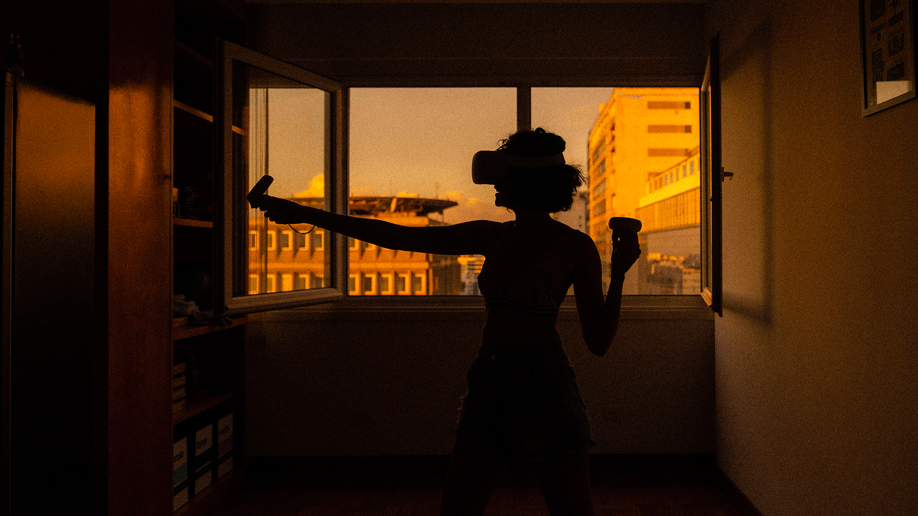 photographie d'une femme équipée d'un casque de réalité virtuelle
