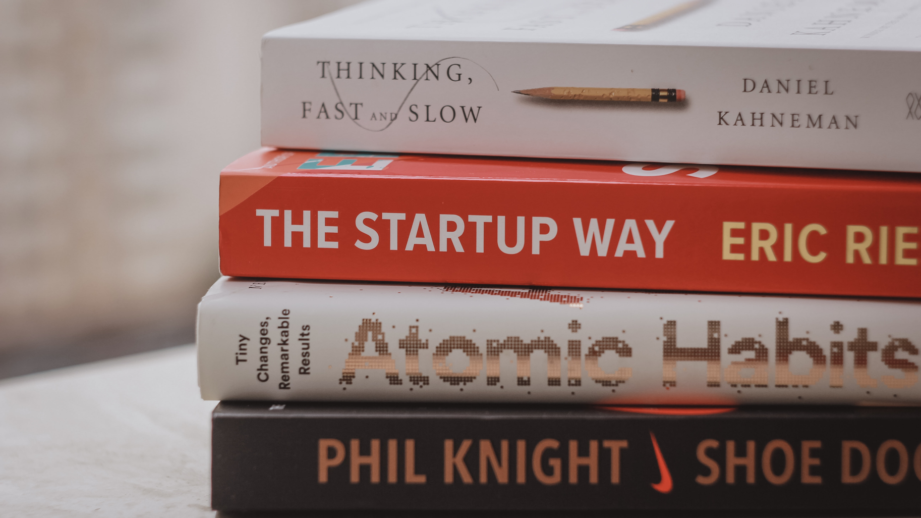 Tas de livres sur le management et la création de startup