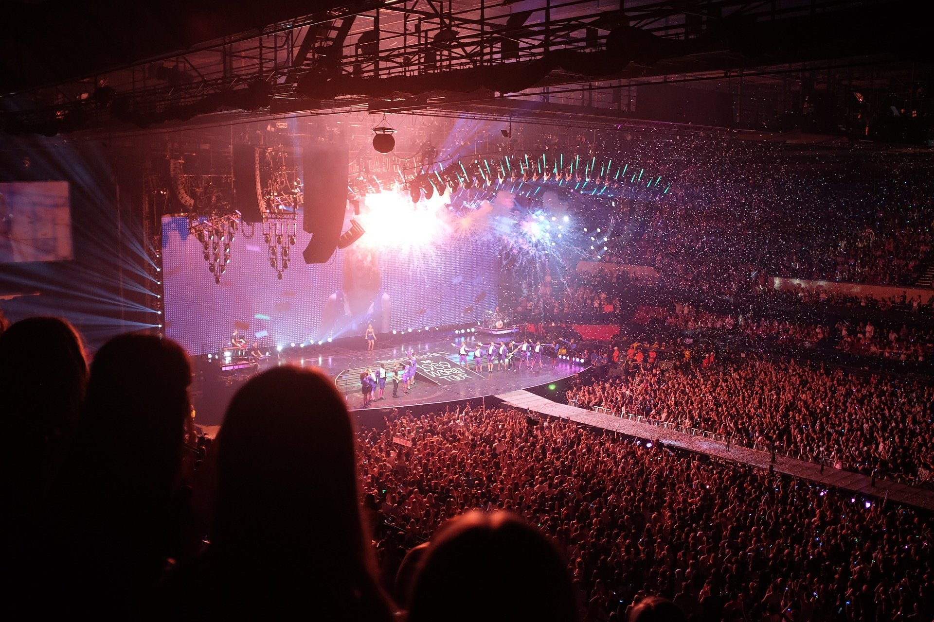 photograpie d'une foule dans une salle de concert