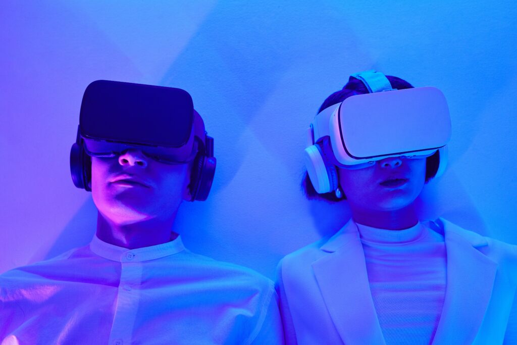 Photographie de deux jeunes personnes allongées au sol portant des casques de réalité virtuelle