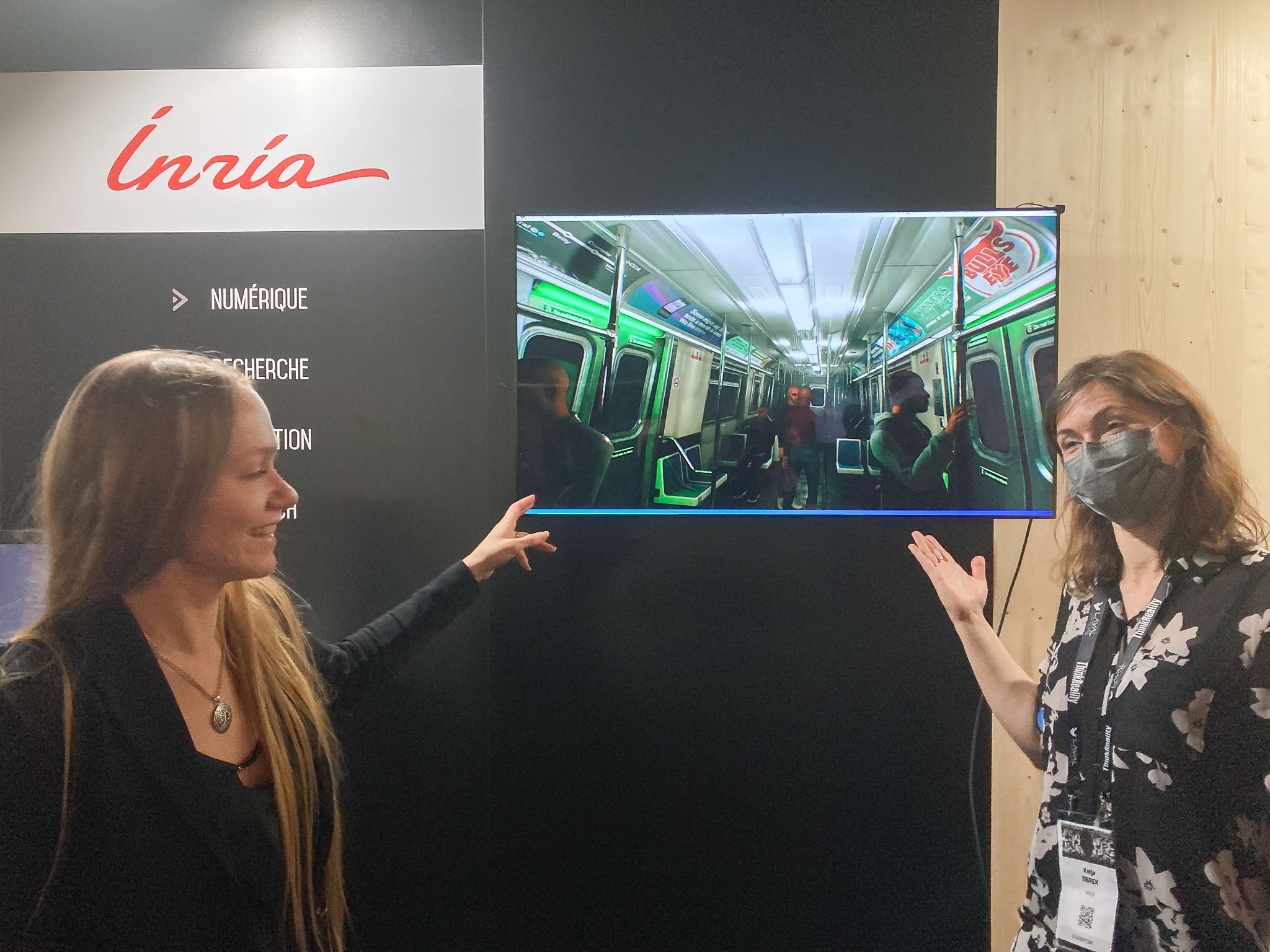 Photographie de Katja Zibrek et Yuliya Patotskaya présentant une démo de réalité virtuelle lors du salon du laval virtual