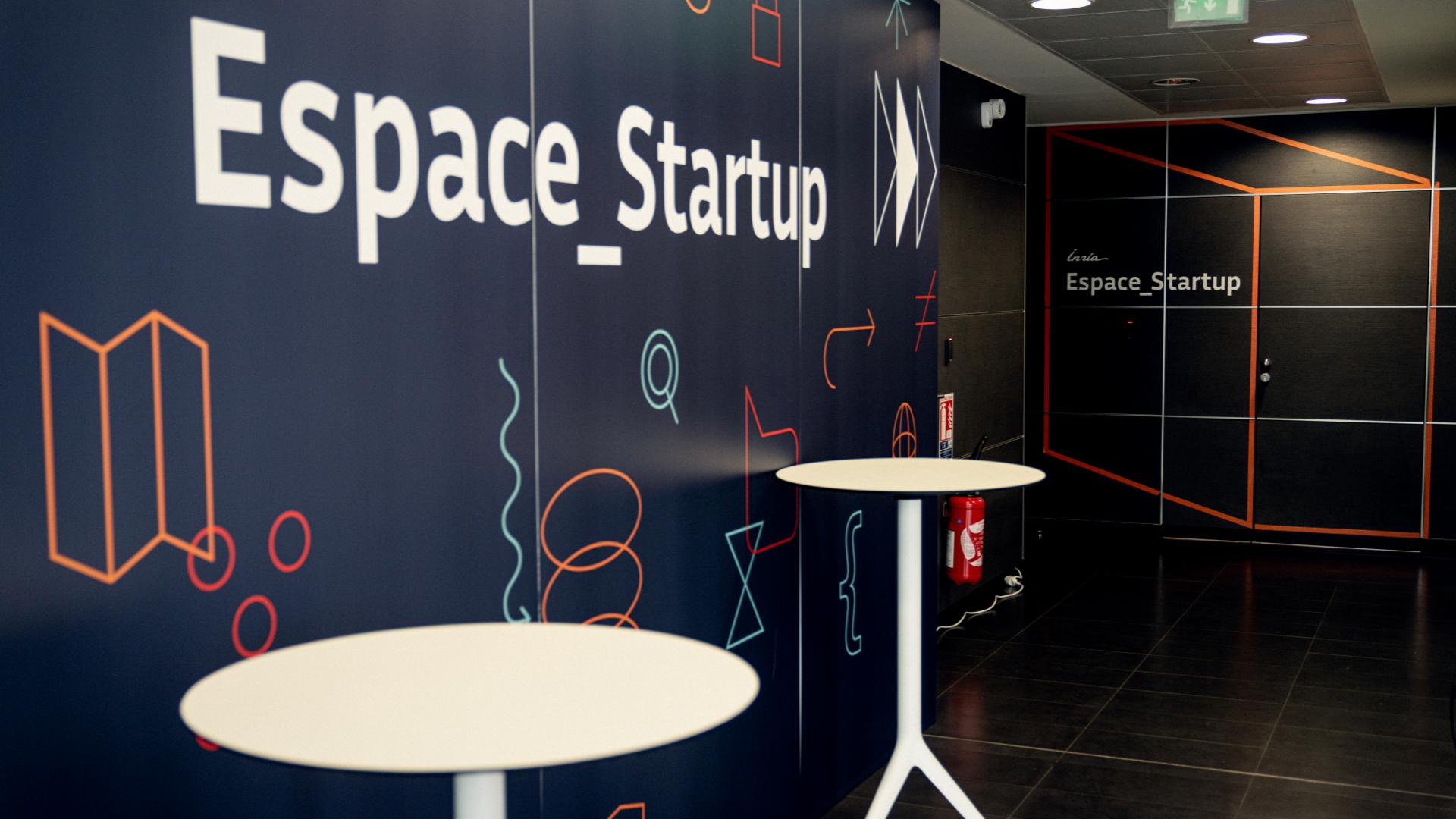 Couloir menant à l'Espace Startup dans les locaux du centre de Paris