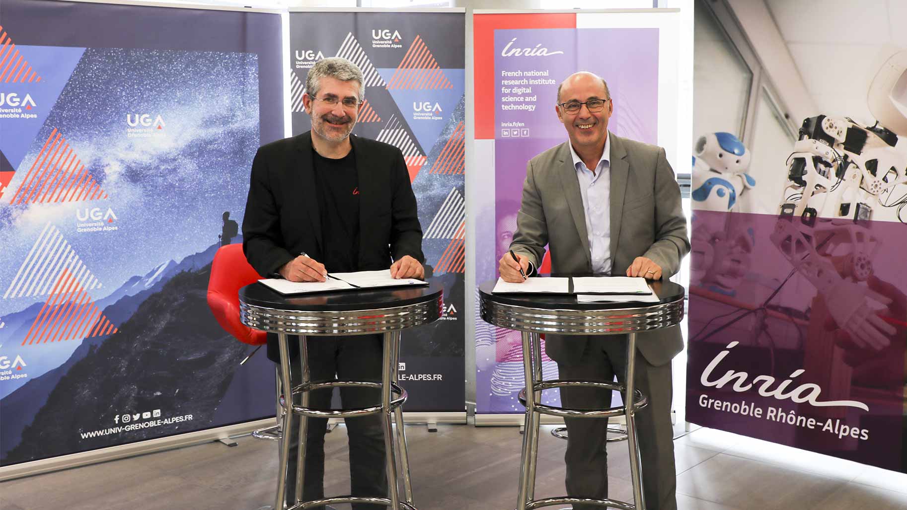 Photo de la signature de l'accord cadre entre Inria et l'Université Grenoble Alpes où sont présents Bruno Sportisse, PDG d'Inria, et Yassine Lakhnech, président de l'UGA