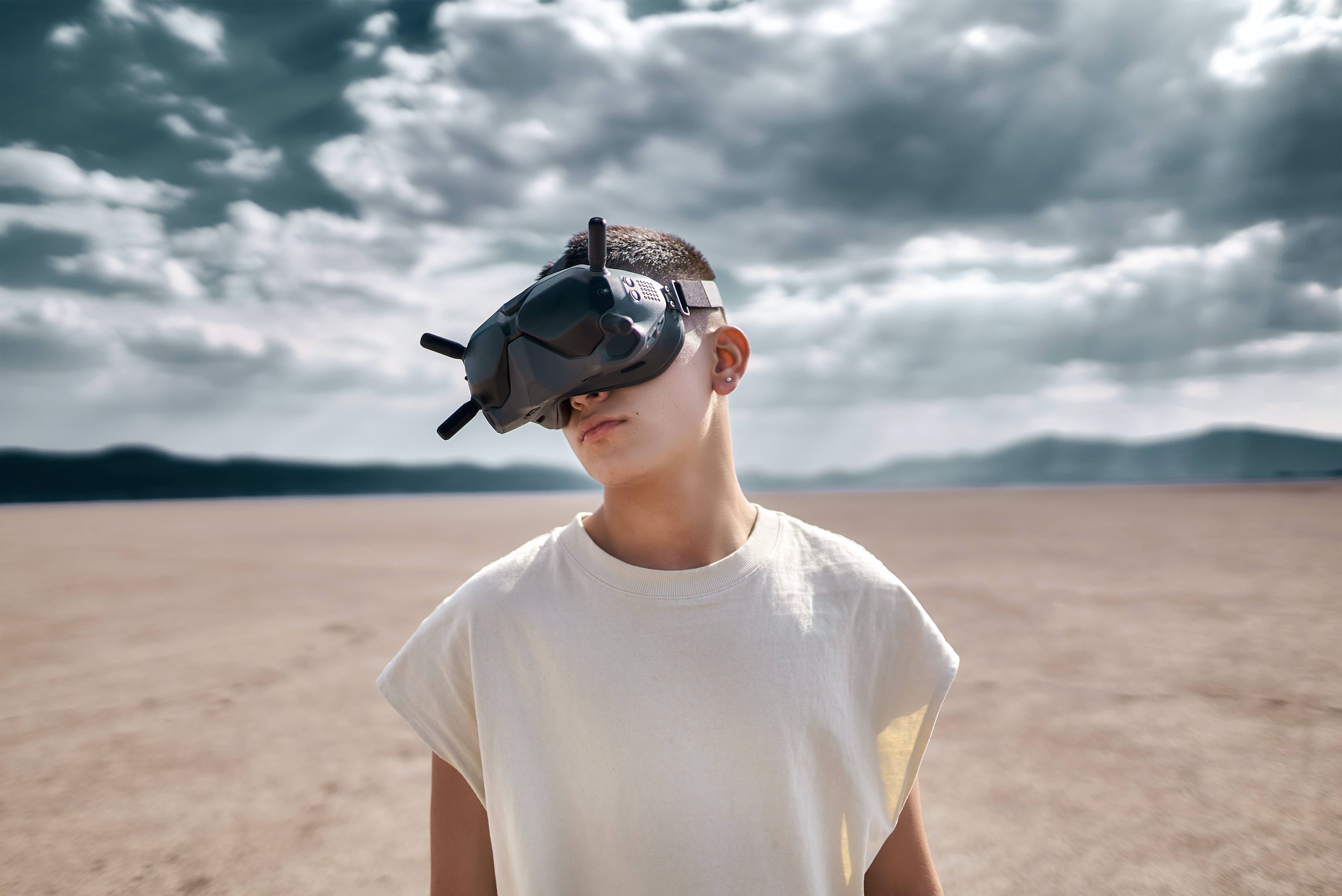 Photographie d'un jeune homme avec un casque de réalité virtuelle