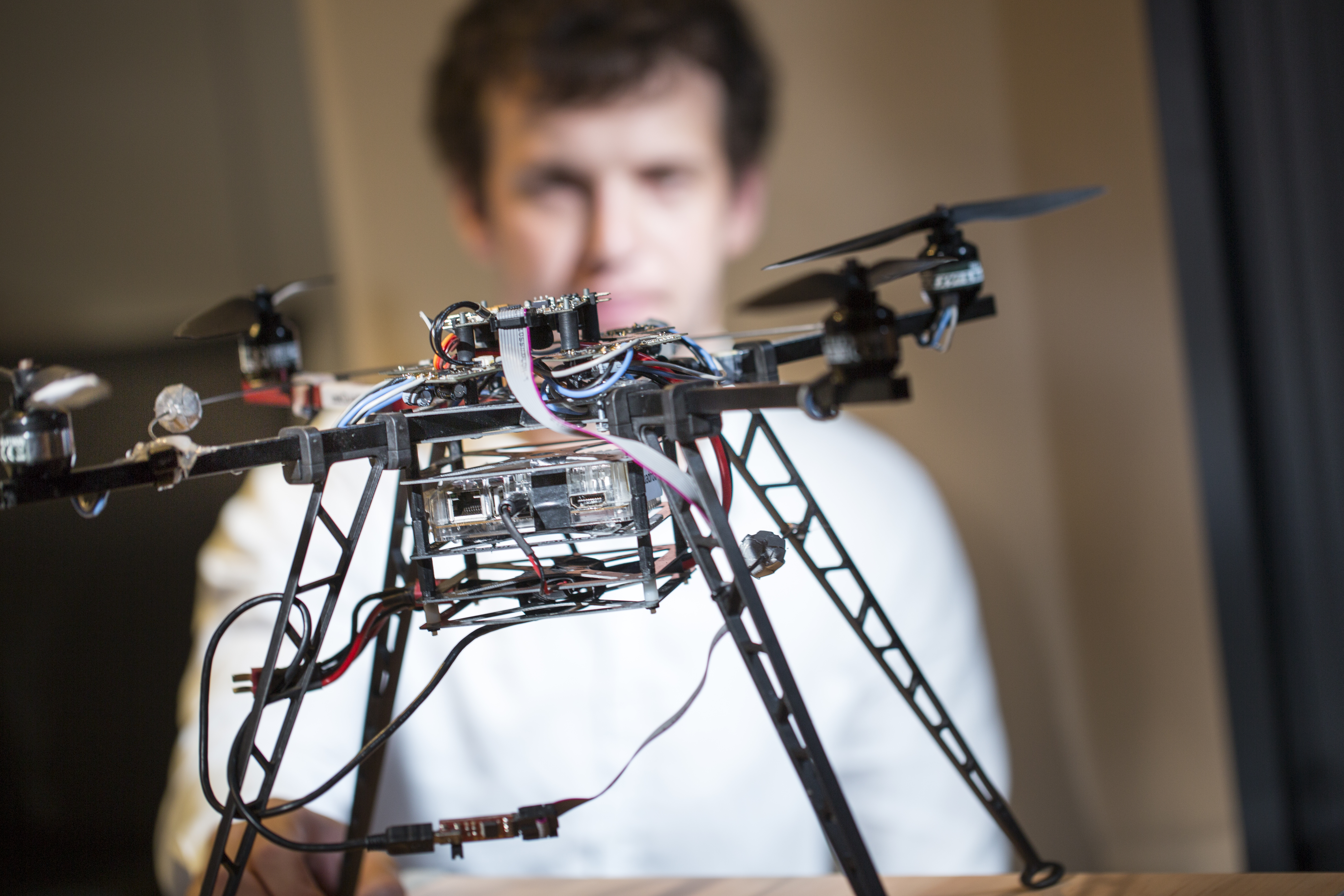 Le drone Mikrokopter a été acheté en kit, sous forme de pièces détachées : l’équipe peut donc le paramétrer en fonction des besoins. Ici, c’est un quadrotor (quatre hélices) ; il est possible d’avoir jusqu’à huit hélices si nécessaire.