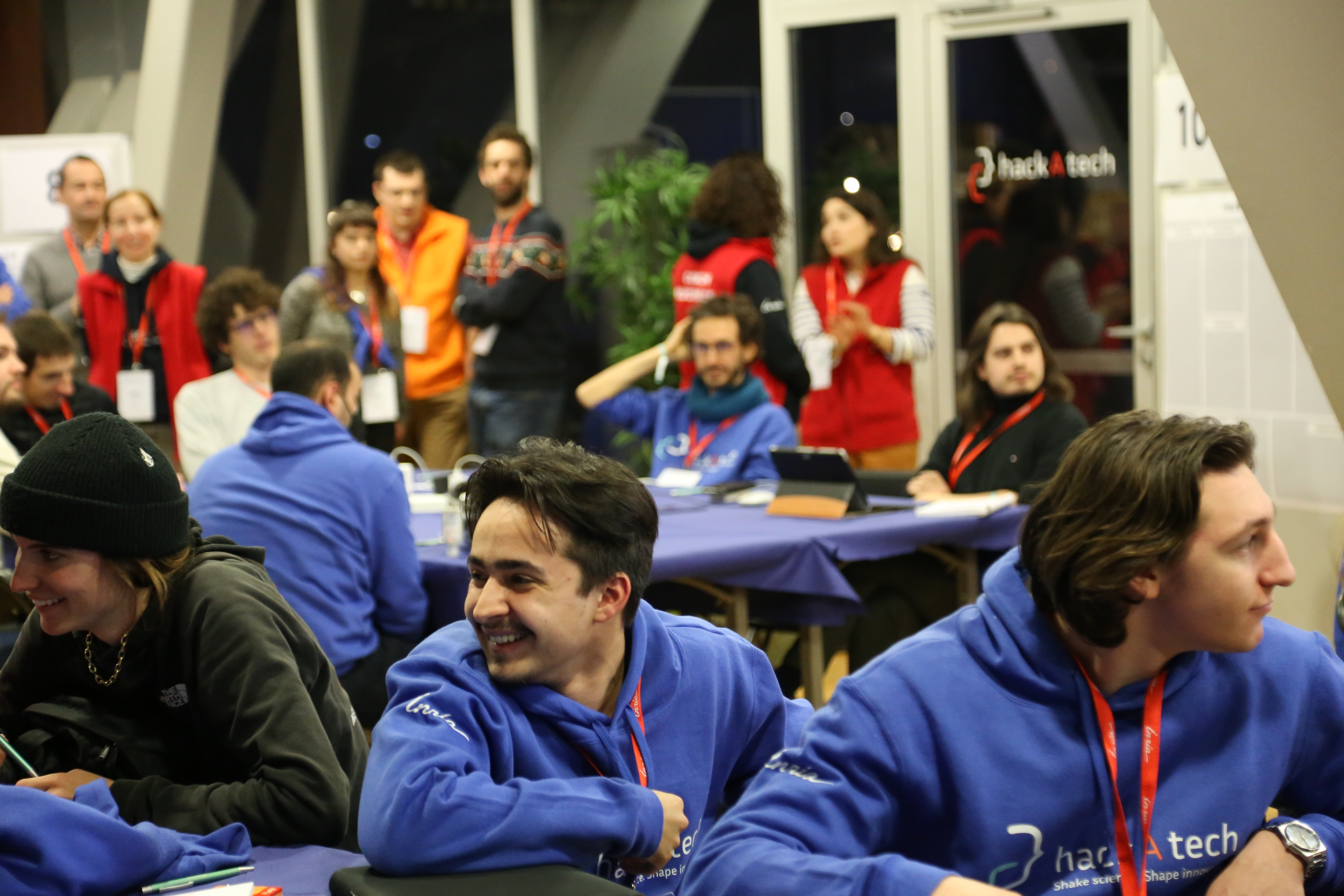 Photo de plusieurs participants au hackAtech de Grenoble