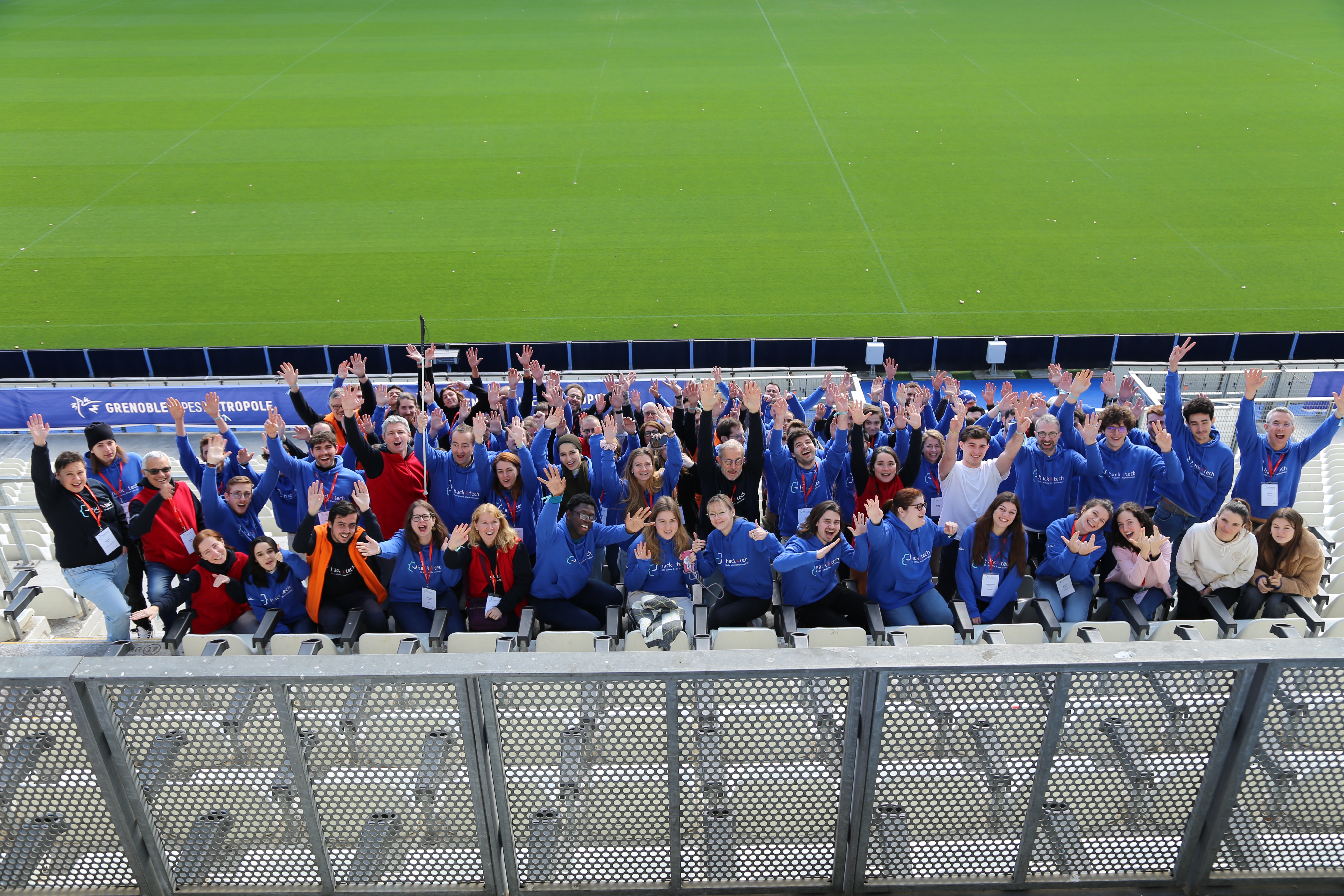 Photo de groupe de tous les participants et participantes du hackAtech de Grenoble