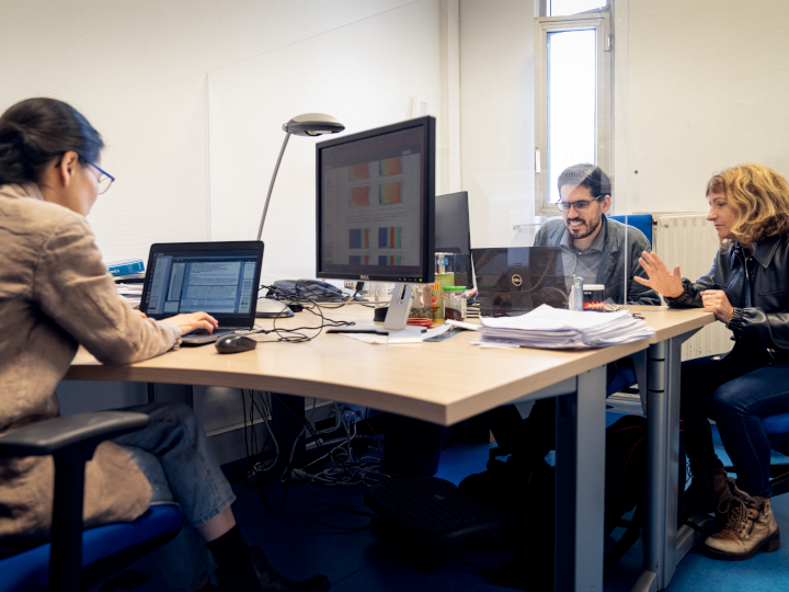 Ha Pham et Florian Faucher au travail dans un bureau de Makutu
