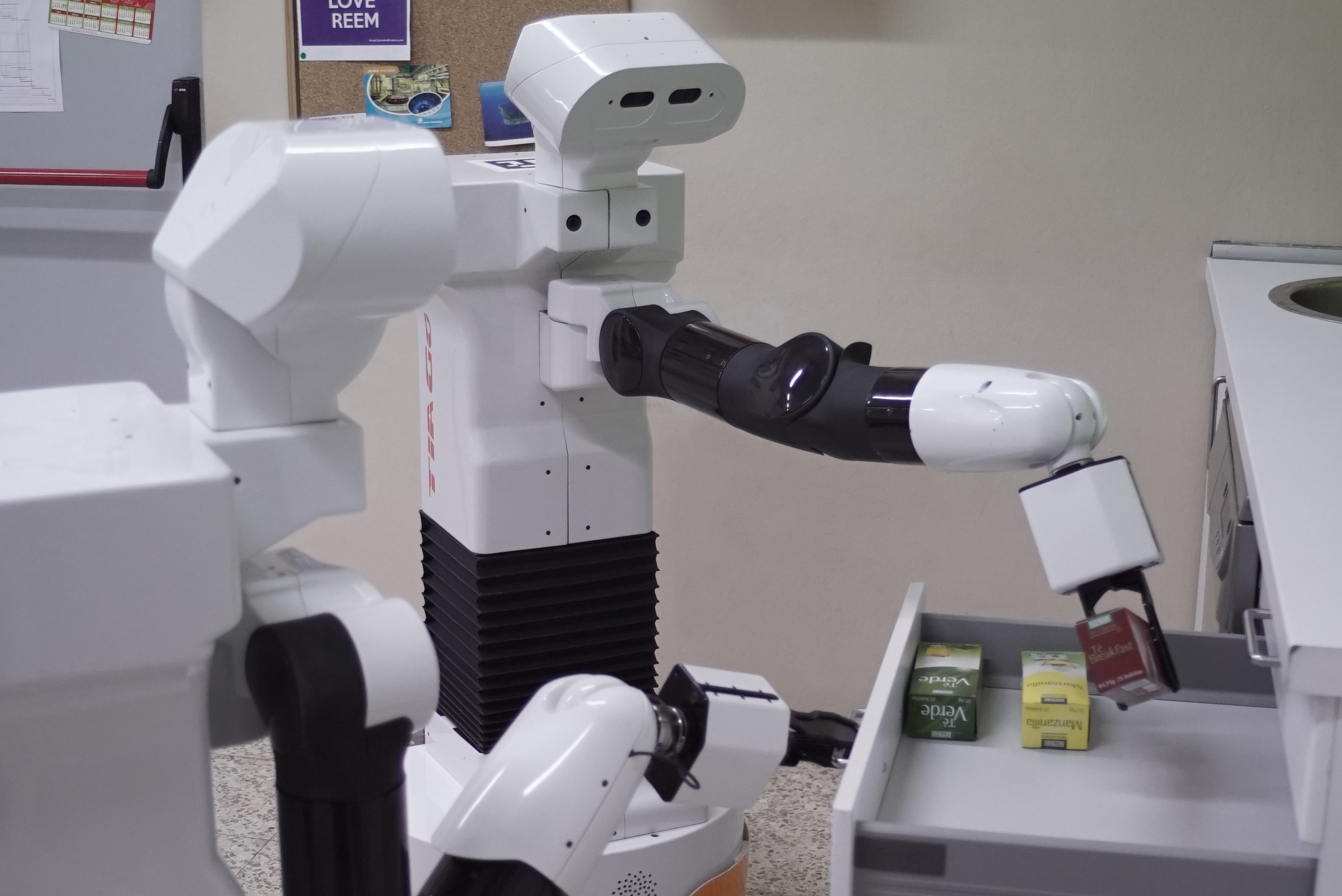 Tiago, un robot de dernière génération mis à disposition des partenaires du projet européen AGIMUS par l’entreprise barcelonaise PAL Robotics.
