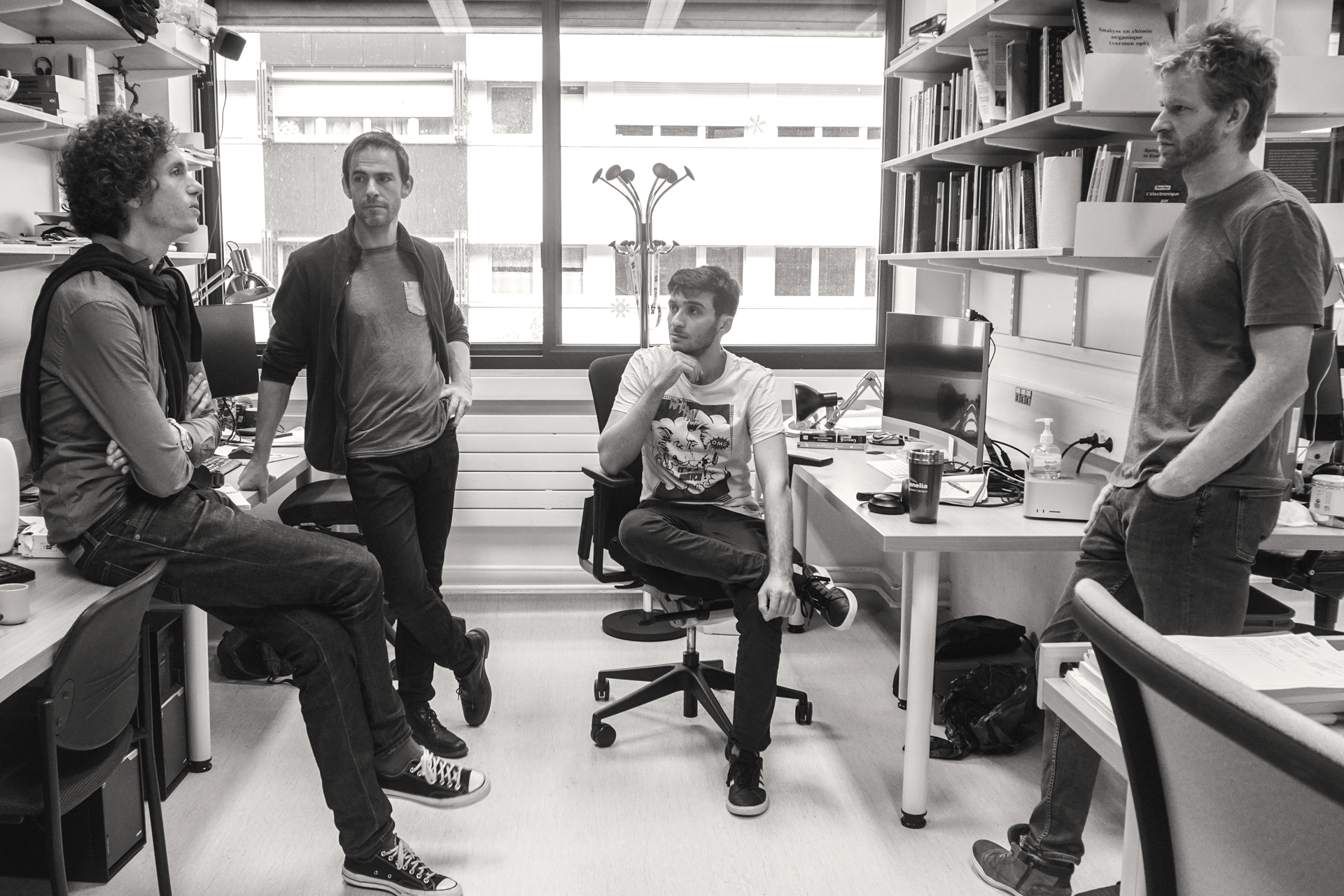 Photo en noir et blanc d'une partie de l'équipe EPIMETHEE dans les locaux de l'Institut Pasteur.