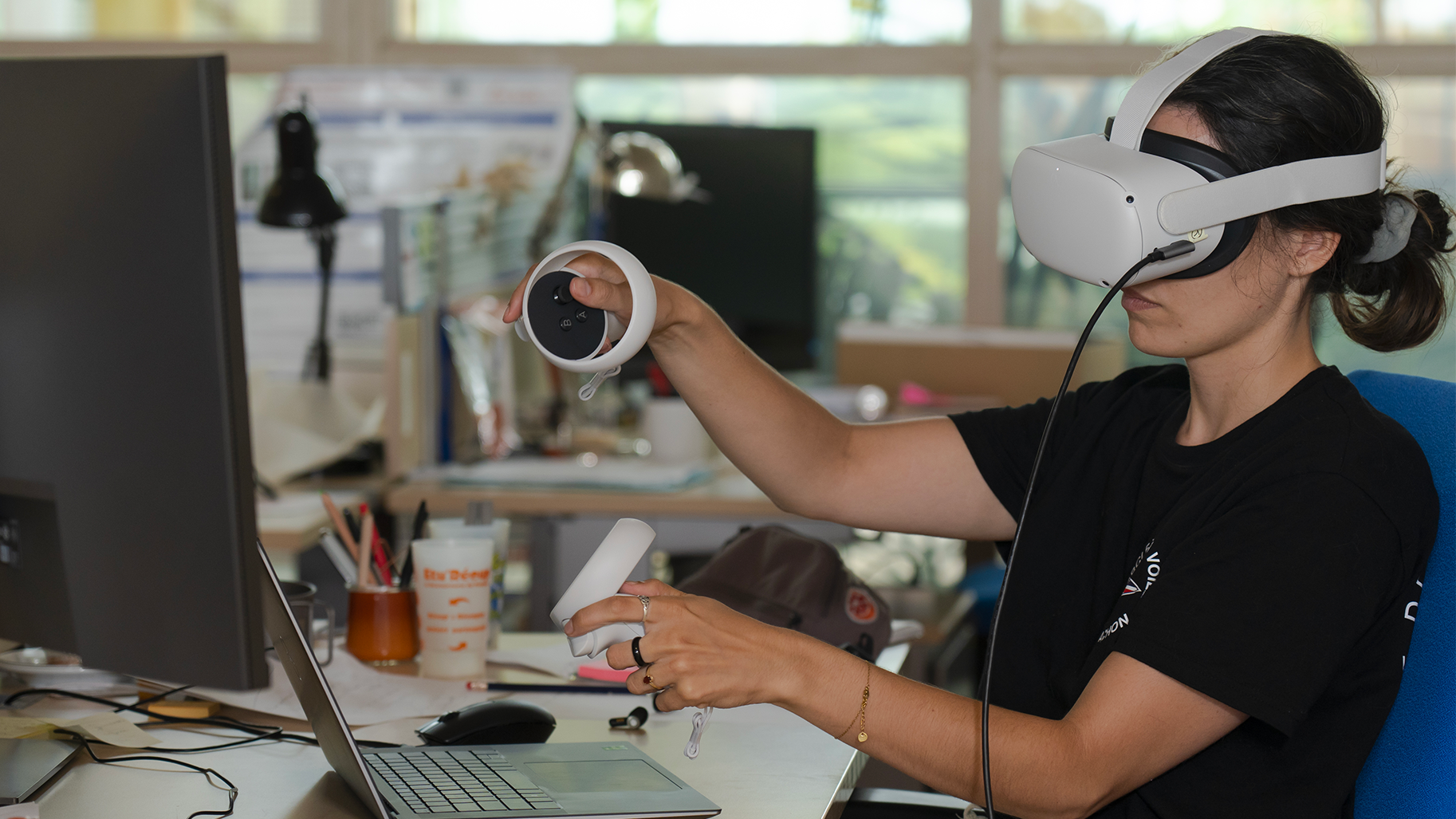 Membre de l'équipe Bivwac avec un casque de réalité virtuelle