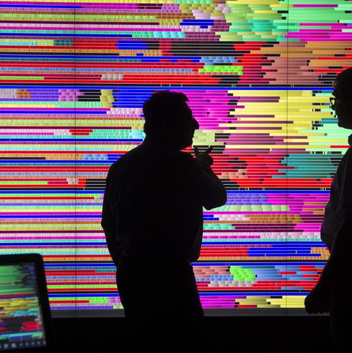 Visualisation de traces d’exécution d’un programme - ombres chinoises devant un écran