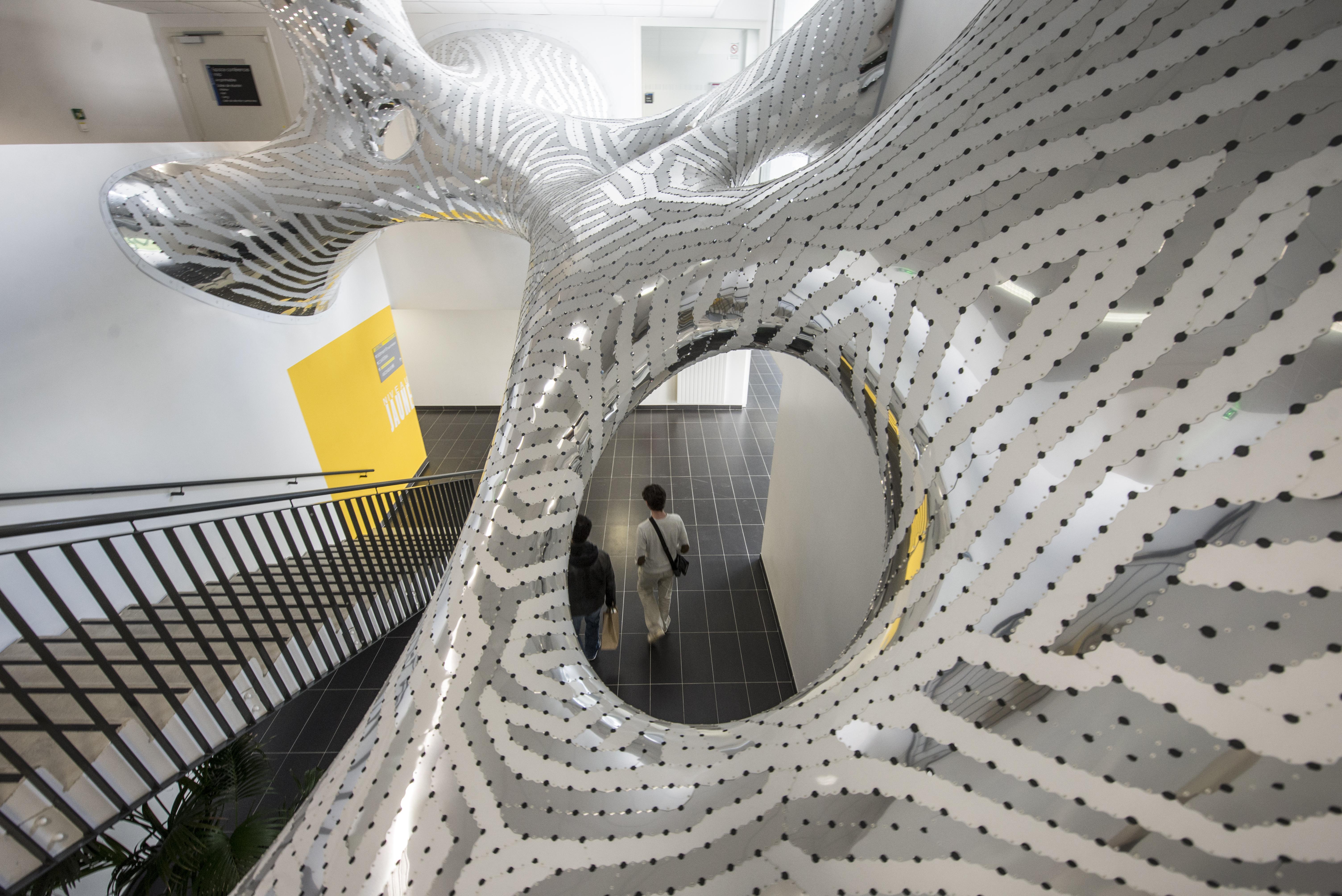 Oeuvre artisitique dans un hall d'escalier au centre Inria Rennes