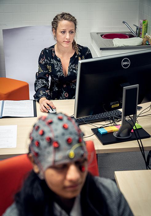 Mesure de l'activité cérébrale, EEG (électro-encéphalographie) d'une personne