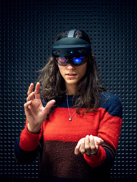 Adélaïde Genay, doctorante de l'équipe-projet Potioc qui utilise les lunettes Hololens pour visualiser des hologrammes en réalité augmentée
