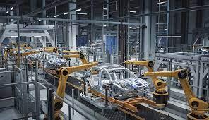 Machines industrielles construisant le squelette d'une voiture