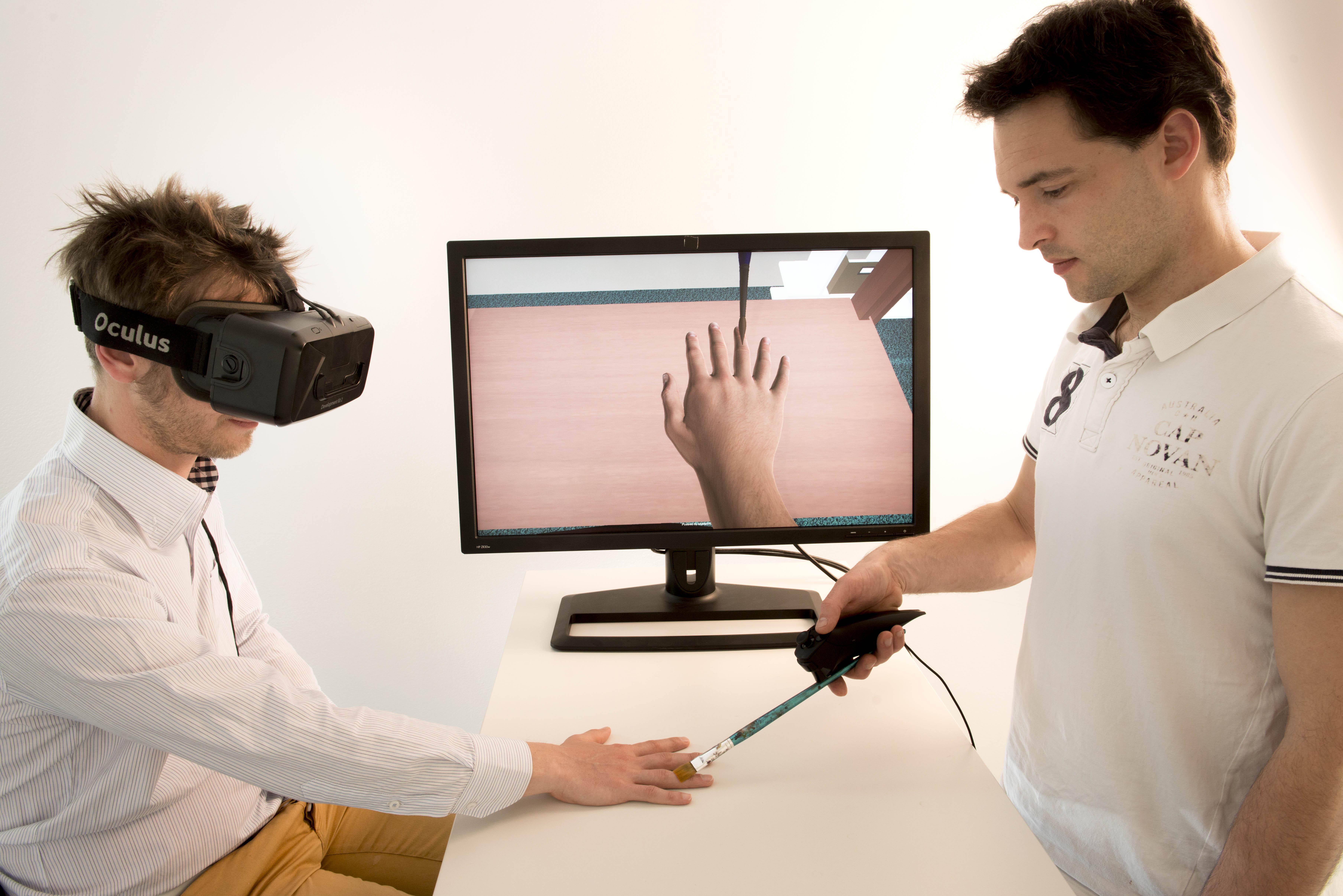 A gauche, un homme avec un casque de réalité virtuelle, a droite, un homme qui créée des sensations que un sixième doigt 