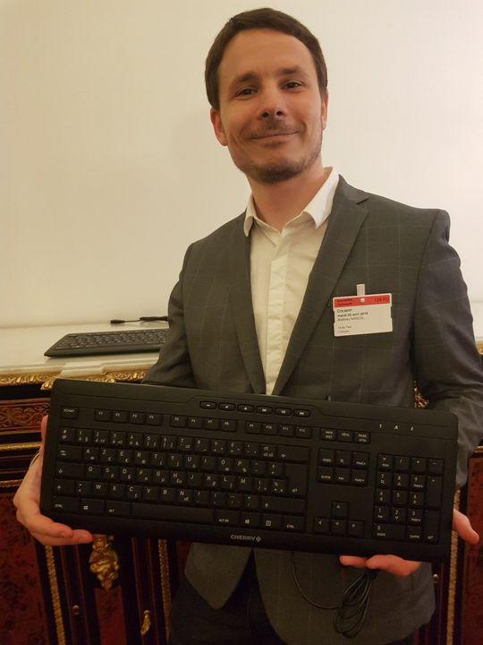 Portrait de Mathieu Nancel avec le nouveau clavier AZERTY