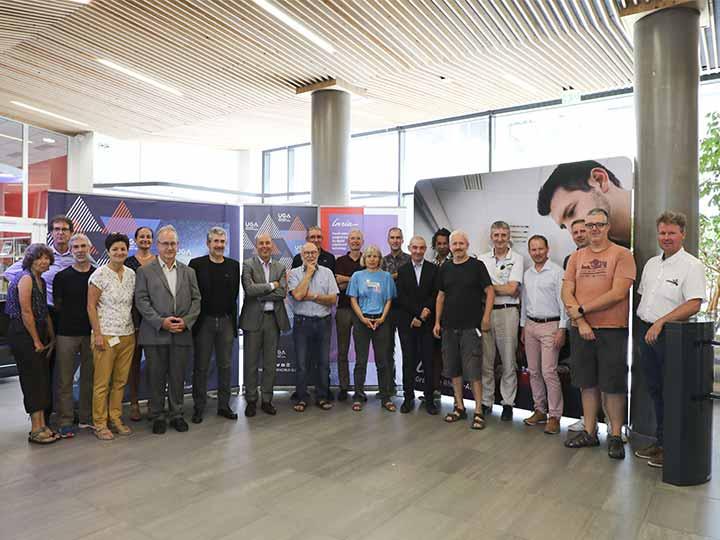 Photo avec les partenaires, responsables de service, responsables d'équipes lors de la signature de l'accord cadre entre Inria et l'Université Grenoble Alpes
